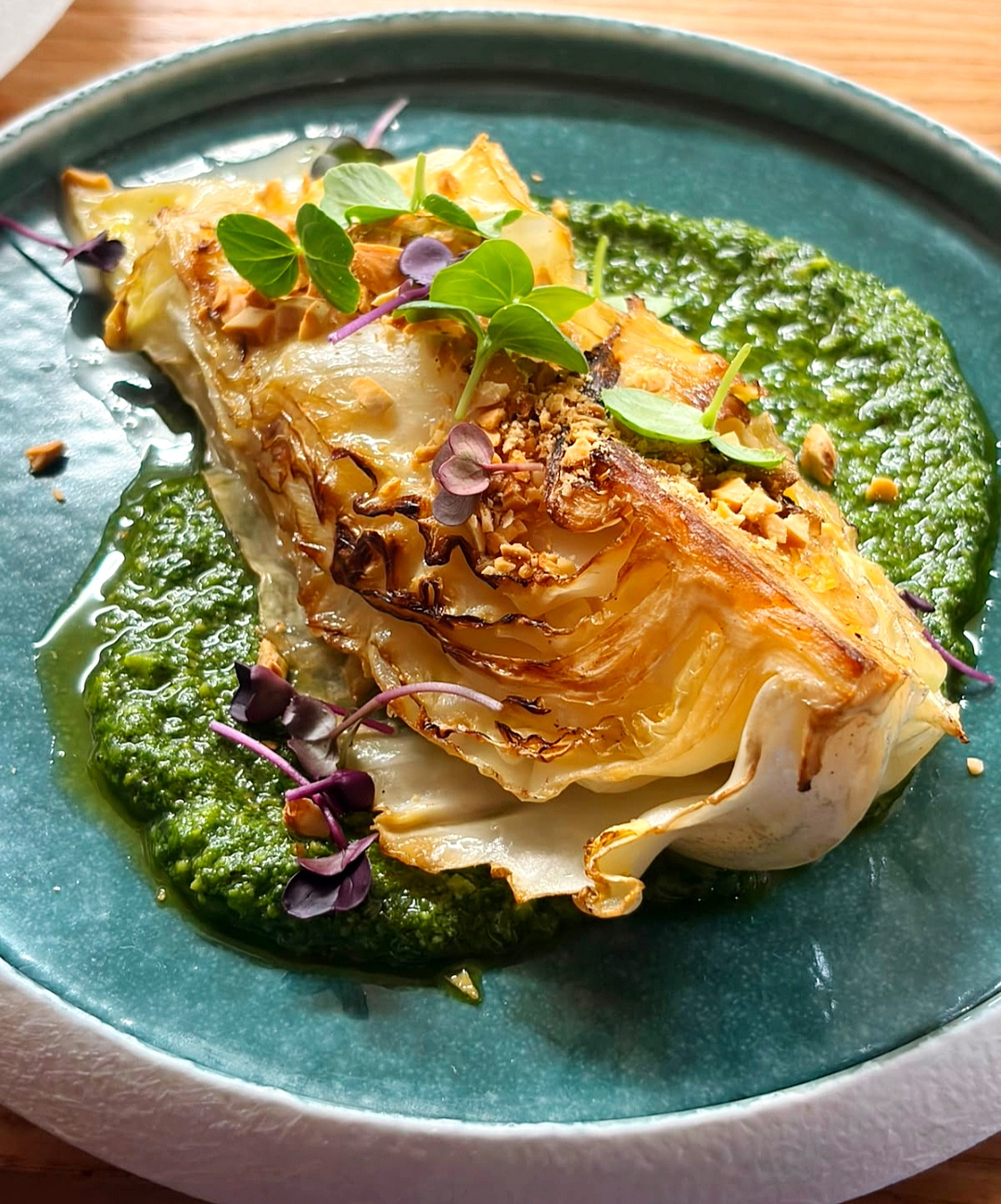 Chou rôti garni de micropousses ORA — création gastronomique